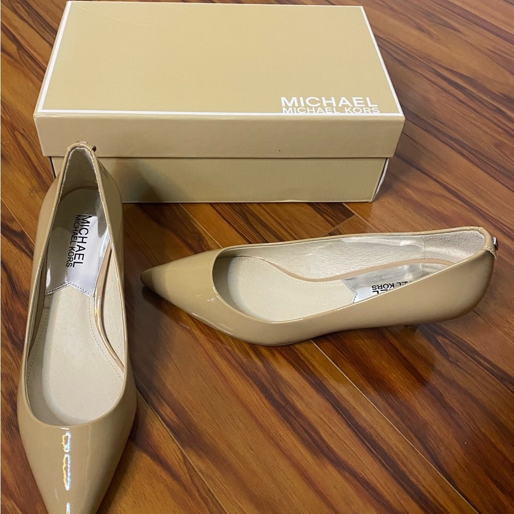 Michael Kors Tan Patent Leather Heels with Classic Silhouette - Picture 2 of 4
